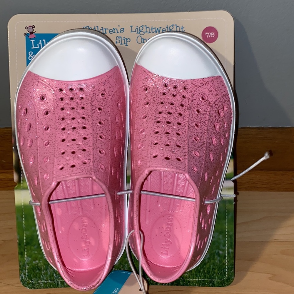 BRAND NEW GIRLS LIGHT WEIGHT SLIP ONS SIZE 7/8! NWT. SMOKE FREE HOME - Picture 2 of 3